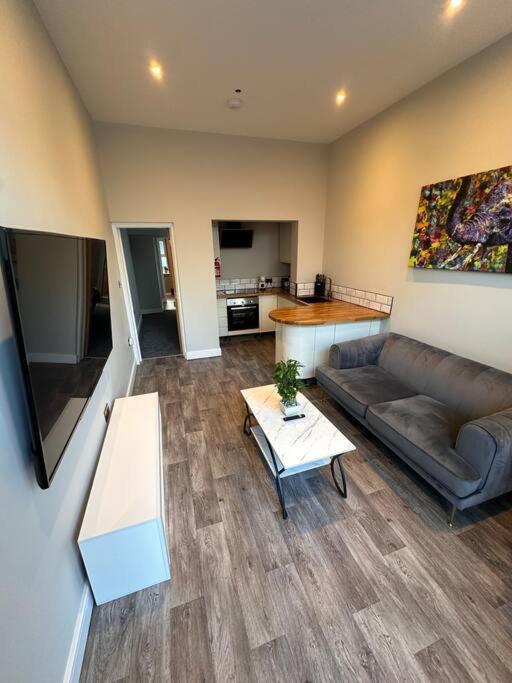 Luxurious 1 Bedroom Apartment With Secure Garden オールド・コルウィン エクステリア 写真